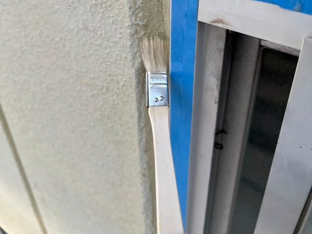 明石市でサッシ周りへプライマーを塗布